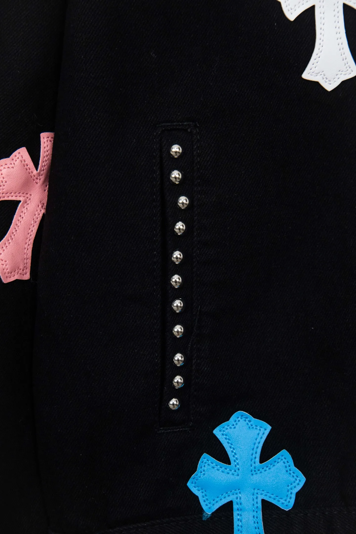 P320 Chrome Hearts heavy-duty denim jacket with heavy rivets, the same style as the Internet celebrity. Denim jacket with cross print all over, unique cross design elements, full of design. It is made of 100% denim cotton fabric with heavy coarse yarn count, which ensures a stiff and tough silhouette while being soft, comfortable and breathable. The lapel is designed with silver buttons and is full of texture. The classic cross logo is all over the dress, making it a perfect versatile style for spring and summer! The original loose version is made of high-quality pure cotton fabrics. The fabric pattern is high-definition and delicate without burrs. It is comfortable and breathable to wear. All the buttons are molded and customized. It is casual and fashionable and can be matched with any bottoms. It can be windproof and sunproof in spring and summer. It can be worn outside in autumn and winter! Easily concave shape makes you look slimmer and taller, perfect for both men and women! Color: Black Size: S M L XL